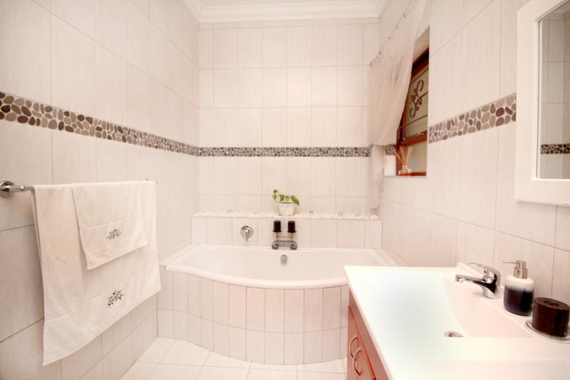 5 Bedroom Property for Sale in Linkside Western Cape